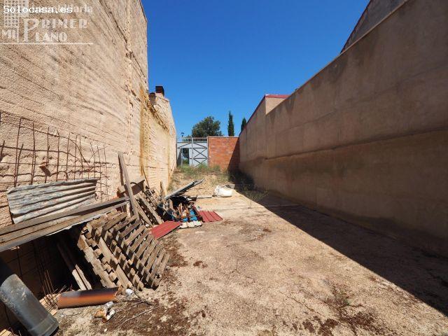 Solar con excavación hecha en barrio Europa junto a c/Bruselas de 134 m2 y 6.5 m de fachada