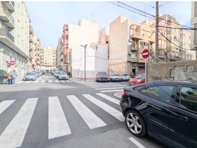 SOLAR DE ESQUINA EN VENTA EN ZONA POETA MIGUEL HERNÁNDEZ – PISOS AZULES