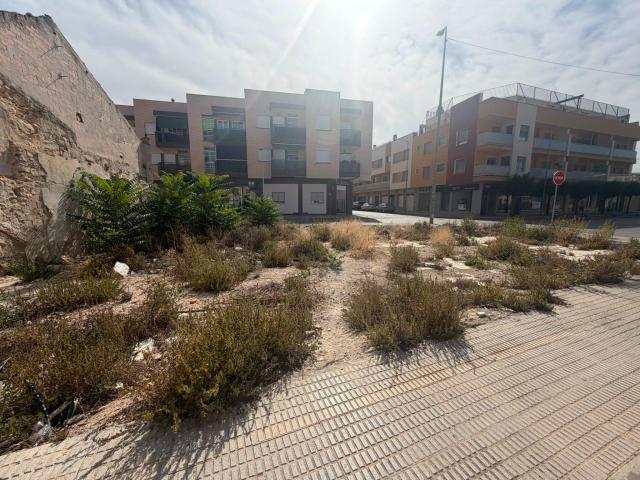 SOLAR EDIFICABLE A 3 CALLES ZONA BENEJÚZAR