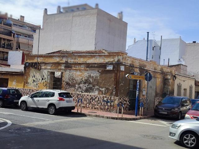 SOLAR EN ESQUINA EN TORREVIEJA CÉNTRICO