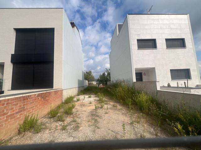 SOLAR PARA CASA ADOSADA en Can Perich