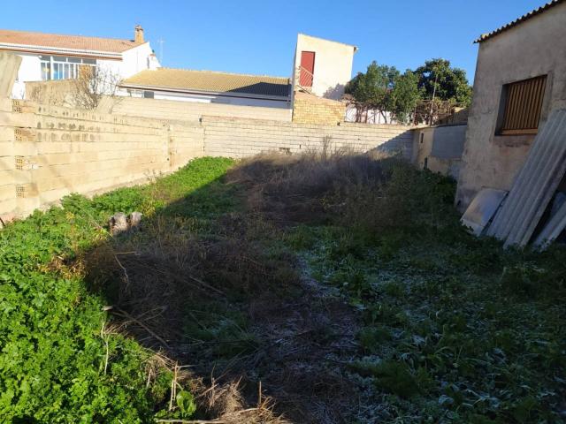 Solar para edificar con cochera o nave