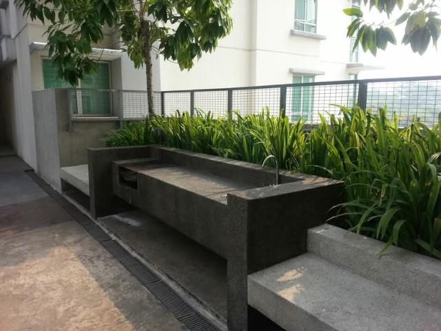 Solaris Dutamas, Batu