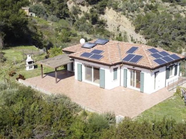 Soldano VENDESI VILLA CON GIARDINO PRIVATO