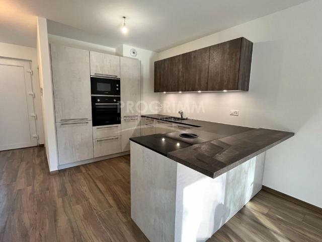 Sole agent Villa 4 bedrooms 3 bathrooms Parking spaces
