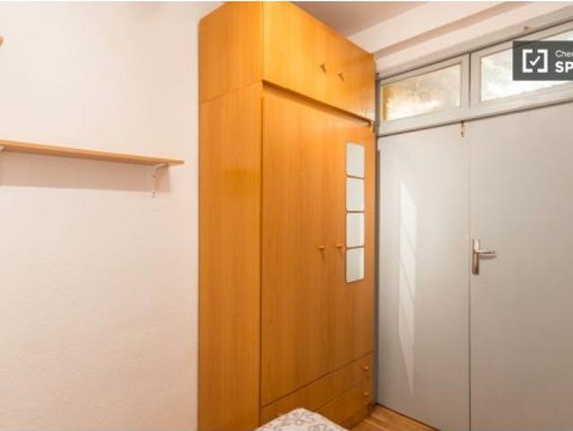 Soleado apartamento de tres habitaciones con balcón en el corazón de la bulliciosa La Latina