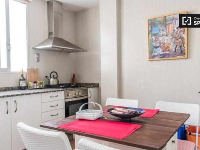 Soleado apartamento de 3 dormitorios con hermosa terraza en alquiler cerca del metro en Patraix