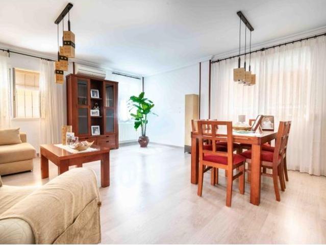 Soleado chalet de 4 dormitorios, garaje, piscina y cocina exterior en parcela de 406m2