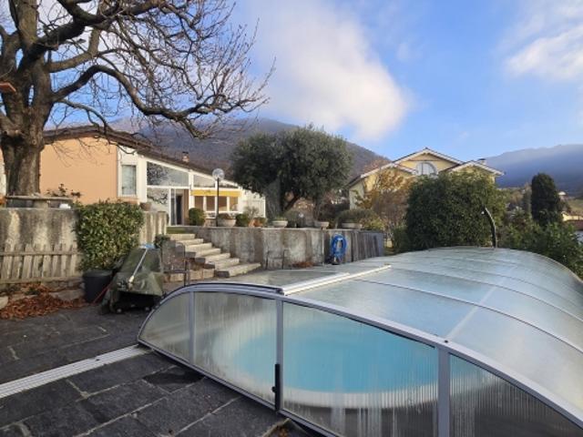 SOLEGGIATA CON AMPIO GIARDINO E PISCINA