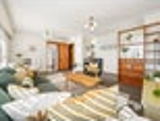 Solid Brick & Tile – Space, Sunshine & Comfort!