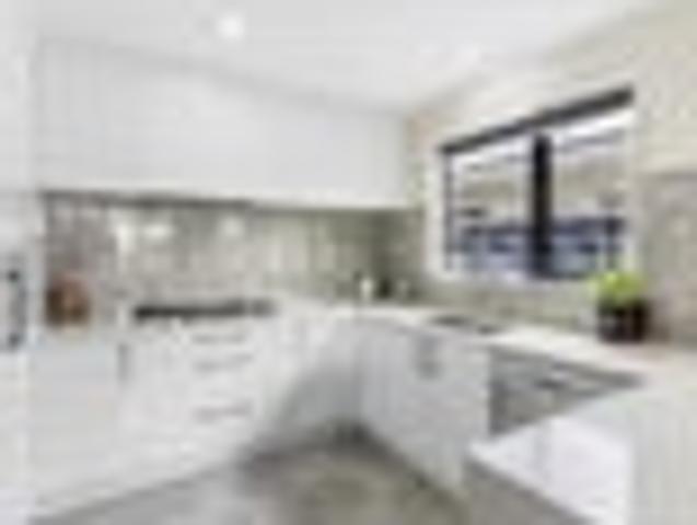 Solid Brick and Weatherboard Living
