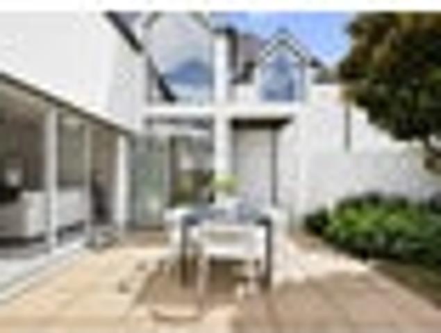 Solid masonry. Timeless design. Blue chip position