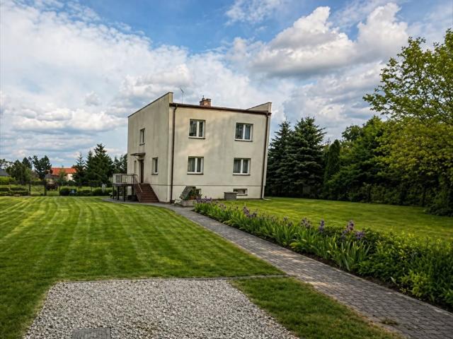 Solidny dom 150 m² z odświeżonym piętrem i dużą działką