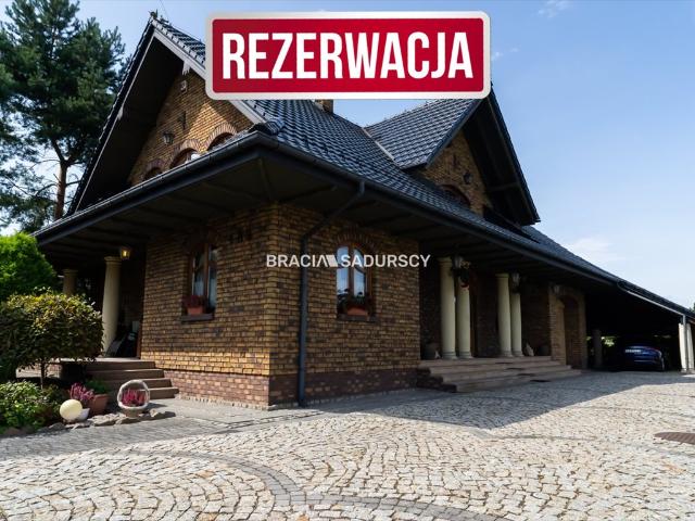 Solidny dom wolnostojący 200 m2 z garażem i panelami słonecznymi