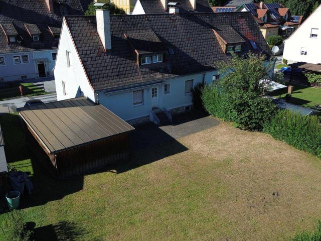 Solide Doppelhaushälfte in zentraler, sonniger Lage