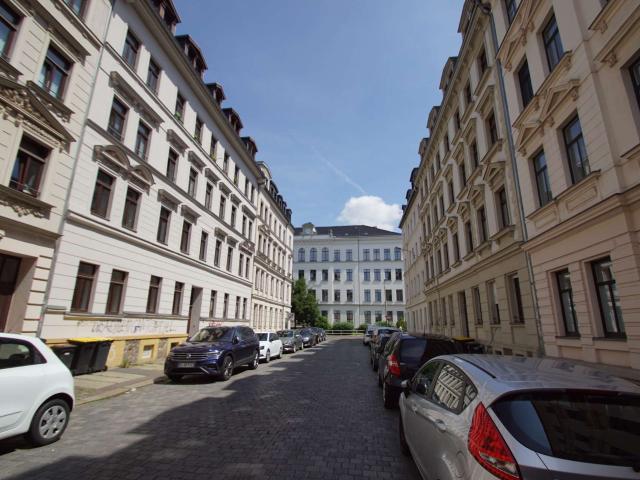Solide Kapitalanlage – 2 Gewerbeeinheiten mit 3 Stellplätzen in ruhiger Hinterhauslage vermietet