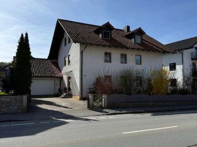 Solide Kapitalanlage: 3 Familienhaus mit Garten und Stellplätzen in Deggendorf!