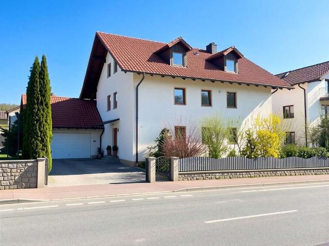 Solide Kapitalanlage: 3 Familienhaus mit Garten und Stellplätzen in Deggendorf!