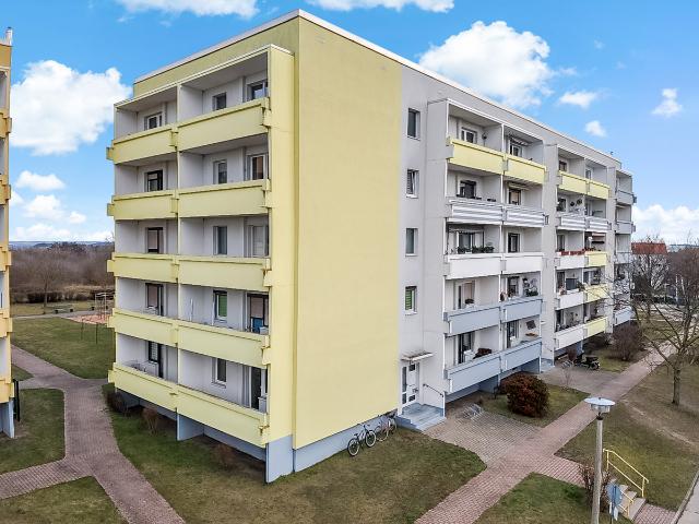 Solide Kapitalanlage oder Eigentumswohnung: 3 Raumwohnung mit Balkon und Stellplatz in Teutschenthal
