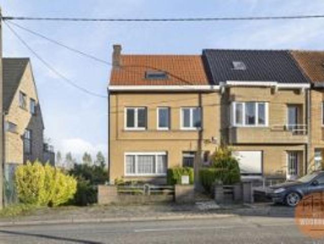Solide woning met dubbele garage op mooi perceel van 3a 80
