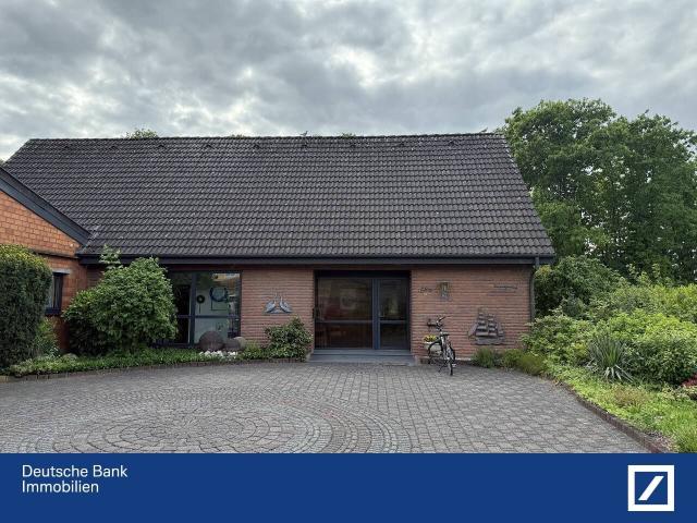 Solides Einfamilienhaus mit Gewerbehalle und Ausbaupotential