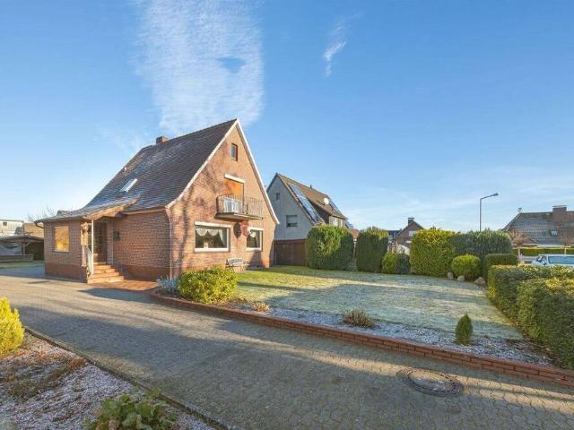 Solides Einfamilienhaus mit Vollkeller und Doppelgarage in begehrter Lage