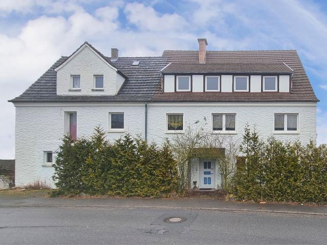 Solides Vierfamilienhaus mit Ausbaureserve in ländlicher Lage