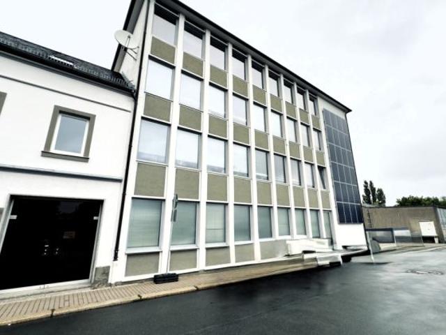 Solides Wohn und Betriebsgebäude mit Büroflächen! Ihr neuer schöner Standort in Helmbrechts