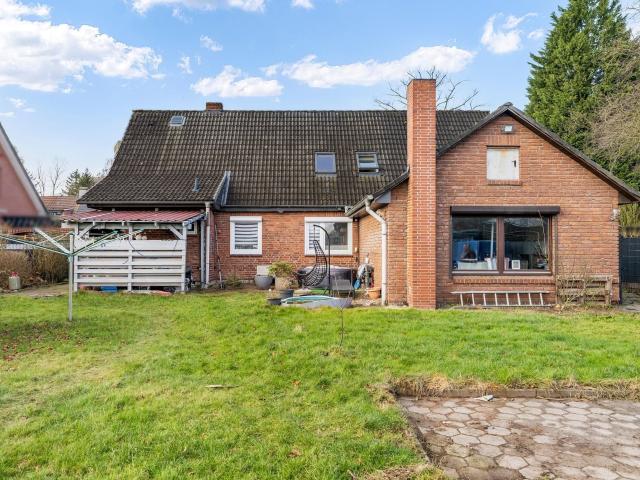 Solides Zweifamilienhaus mit großem Grundstück und Doppelgarage