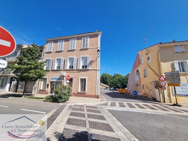SOLLIES PONT LOCAL COMMERCIAL D'ENVIRON 85M2 AVEC COUR EXTERIEUR