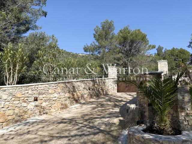 SOLLIES TOUCAS VILLA T5 AVEC PISCINE DANS CADRE VERDURE