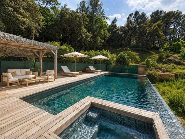 SOLLIES TOUCAS! Maison contemporaine avec piscine et garage de74m2