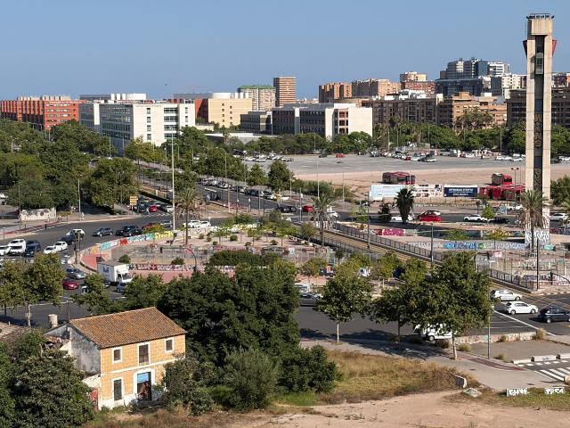 Solo para estudiantes o laborales corta estancia. Piso de dos habitaciones y dos baños frente a los Campus universitarios dels Tarangers y Politécnica