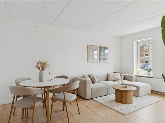 Solrig 2 værelses lejlighed i Vejgaard, Aalborg, Nordjylland