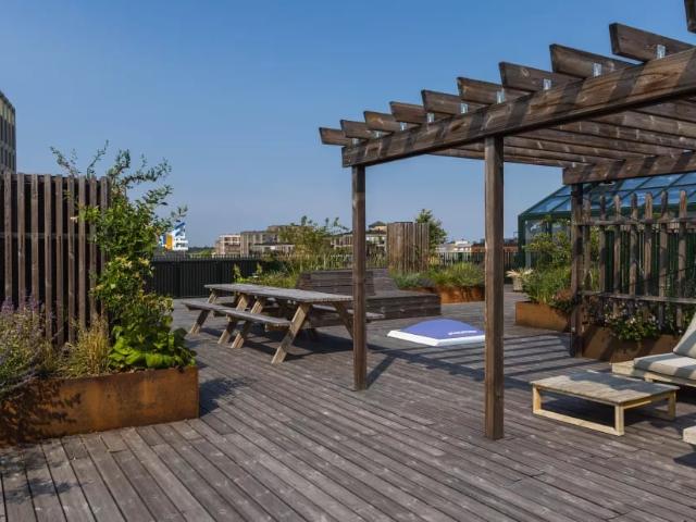 Solrig hjørnelejlighed med altan og stor fælles tagterrasse