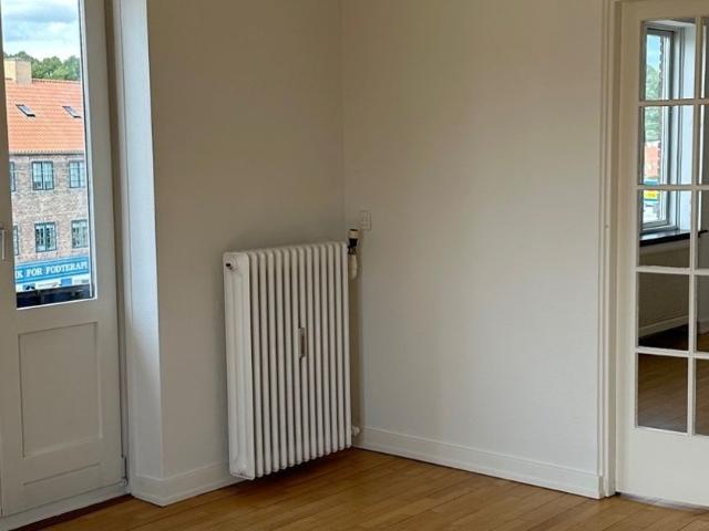Solrig lejlighed med to altaner i første række til vandet