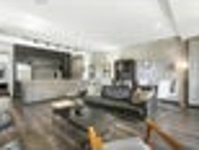 Sophisticated city fringe living