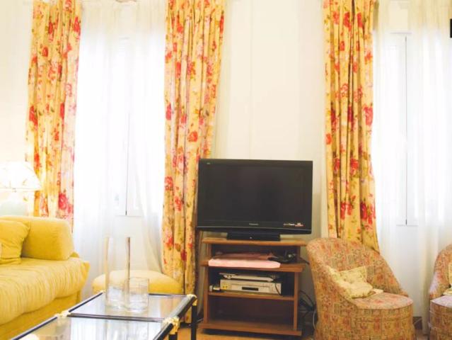 Sophisticated 2 bedroom apartment for rent in Plaza de España area