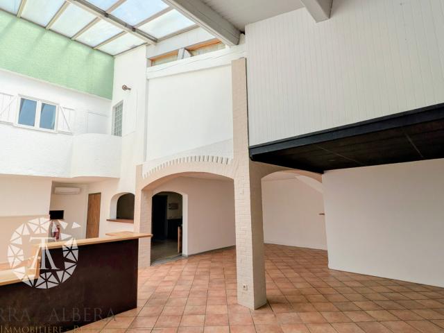 SOREDE RARE Bâtiment 200 m2 Local com. + Appart