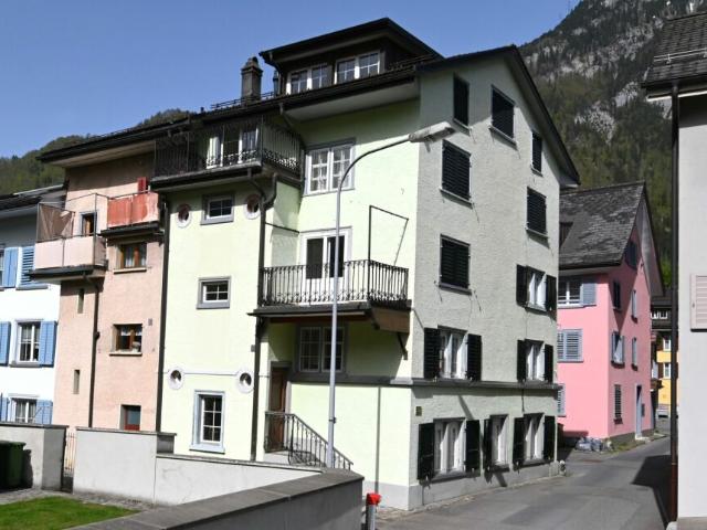 Sorgfältig und stilgerecht umgebautes Wohnhaus mit zwei Maisonettewohnungen und Bürogeschoss