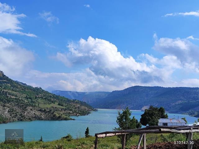 SORGUNDA 3.591 M2 GÖLET MANZARALİ İFRAZA UYGUN ARSA