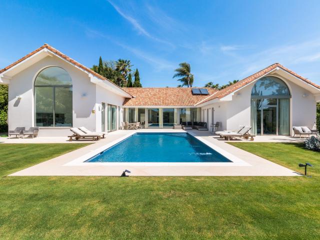 SOTOGRANDE ALTO Hermosa villa estilo nórdico con madera de la mejor calidad, hacen de esta vivienda de 4 dormitorios un lugar cálido y acogedor hogar para vivir