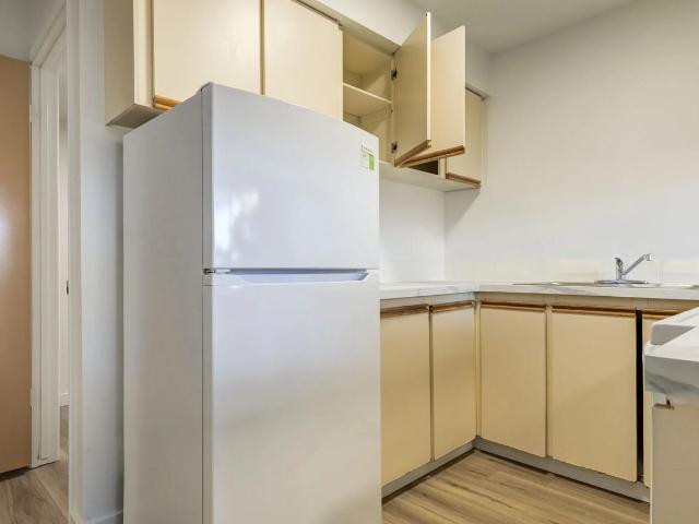 South Ridge Apartments 3 Bedroom Apartment for Rent at 10500 45 Ave Nw, Edmonton, AB T6H 0A1 Empire Park