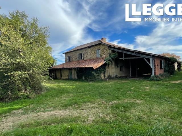 SOUS OFFRE Gers Ferme à rénover sur 1HA45 de terrain plat, 157 m² hab dépendances, proche lac