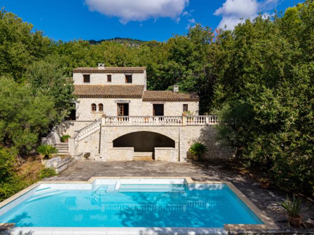 SOUS OFFRE Villa d'Exception en Pierre avec Vue Mer et Pis