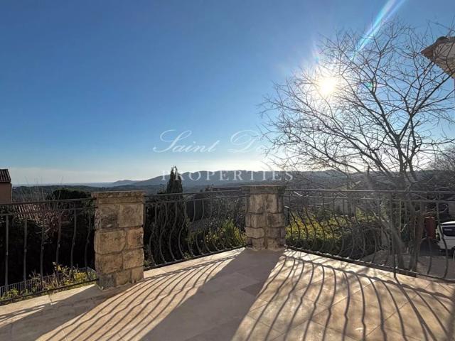 SOUS COMPROMIS À vendre T2 rénové avec terrasse vue mer et parking à Grasse