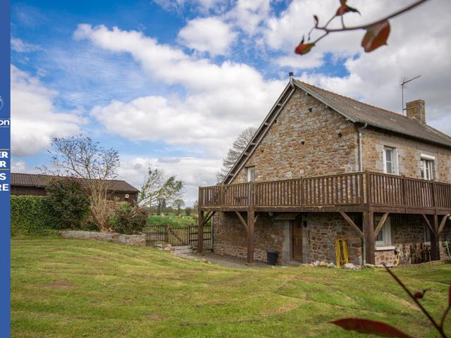 SOUS COMPROMIS ILLE ET VILAINE, BRETAGNE, près de Saint James, maison de campagne individuelle de 3 chambres, écuries, 8340m2 de terrain