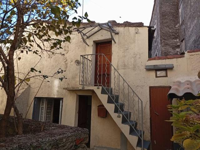 SOUS COMPROMIS – MAISON DE PLAIN PIED AVEC COUR, SAINT PONS DE THOMIÈRES 34220