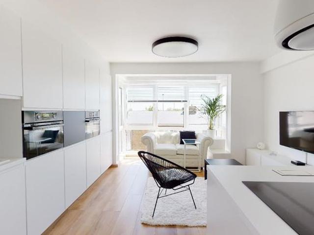 Smaakvol gerenoveerd, zuidgericht appartement aan de acht.