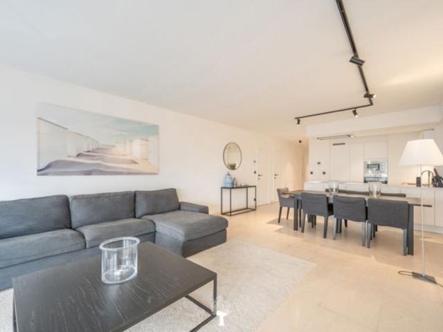 Smaakvol gerenoveerd appartement met aantrekkelijk, zijdelin